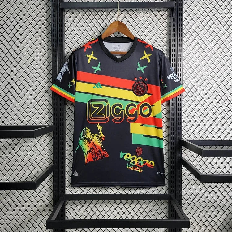 Maillot de football Ajax Le 12 -ème Maillot, vue frontale avec logo et détails du design blanc et rouge.