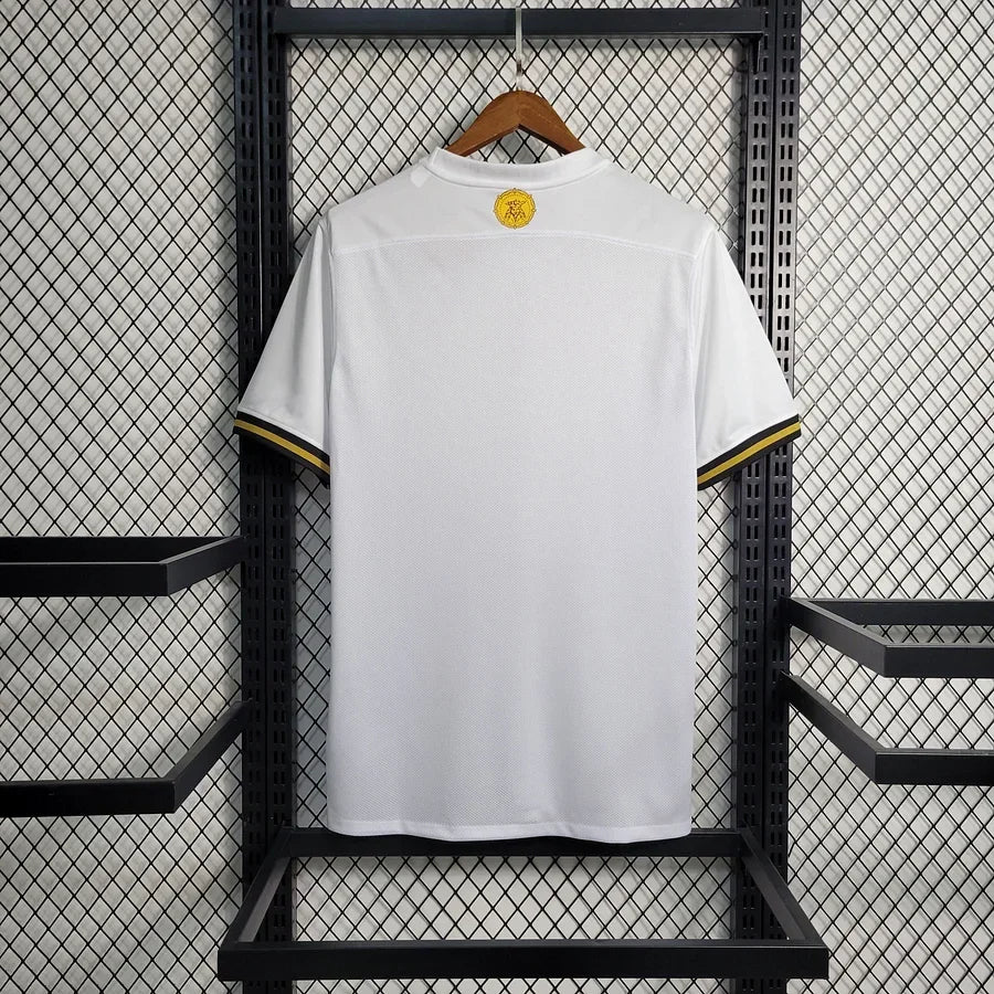 Maillot de football AIK Solna 2023/24 Concept, blanc et noir, porté par un joueur, avec logo de l'équipe et détails de design.