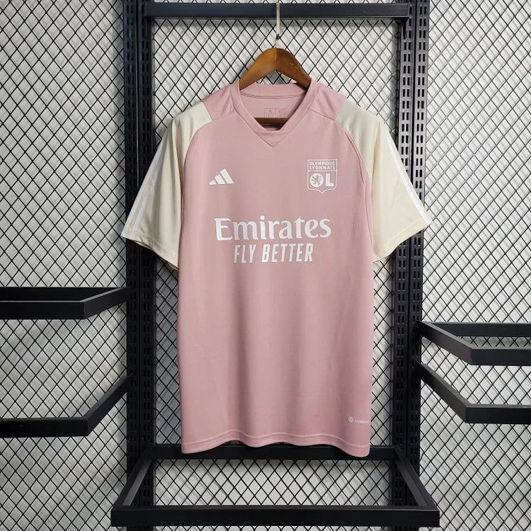Maillot d'entraînement Lyon OL 2023/24, signé Le 12, affiché sur mannequin avec logo et couleurs officielles.