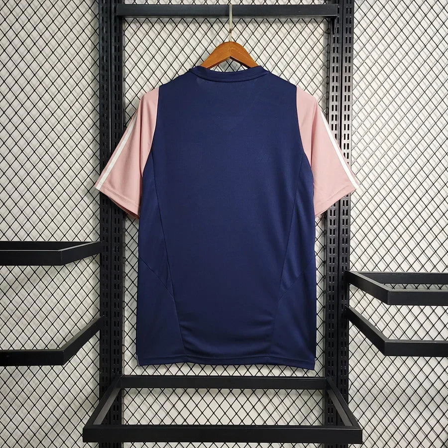 Maillot d'entraînement OL Lyon 2023/24 Le 12, maillot de football en tissu bleu avec logo et détails blancs.