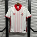 Maillot extérieur du Canada 2024/25 Le 12, maillot de football avec logo national et détails en bleu et rouge sur fond blanc.