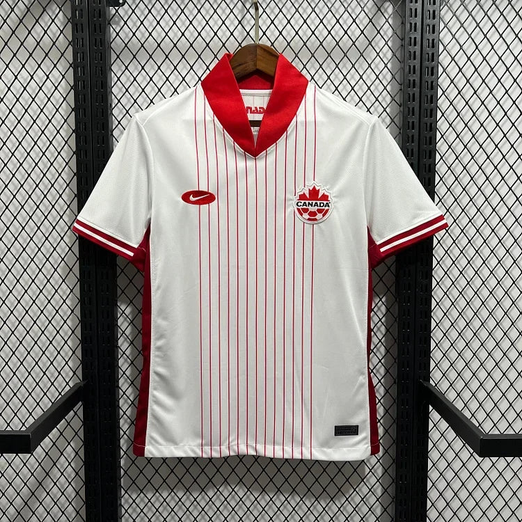 Maillot extérieur du Canada 2024/25 Le 12, maillot de football avec logo national et détails en bleu et rouge sur fond blanc.
