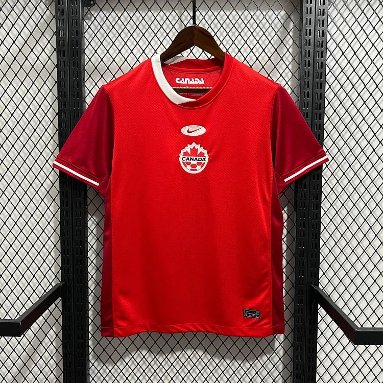 Maillot domicile du Canada 2024/25 Le 12 -ème Maillot, maillot de football rouge avec logo et détails blancs.