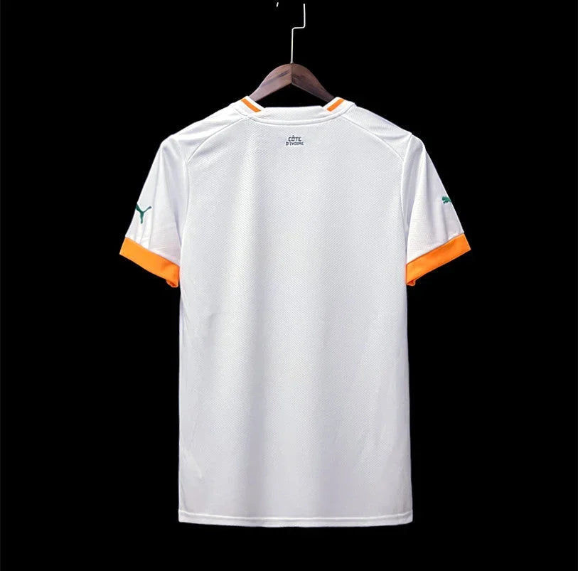 Maillot extérieur de la Côte d'Ivoire 2022/23, marque Le 12 -ème Maillot, vue frontale avec logo et détails en bleu et orange.