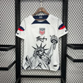 Maillot États-Unis Concept Le 12 -ème Maillot, design coloré avec logo américain, porté sur mannequin.