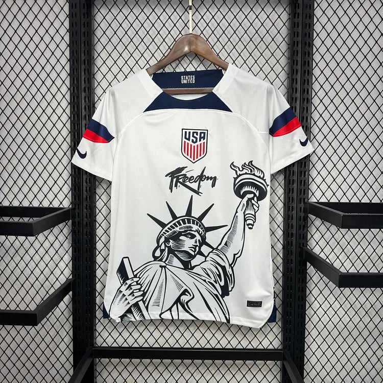 Maillot États-Unis Concept Le 12 -ème Maillot, design coloré avec logo américain, porté sur mannequin.