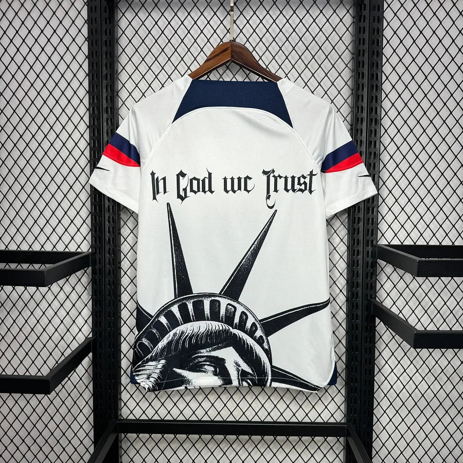 Maillot États-Unis Le 12 -ème Maillot, vue de face, tissu bleu avec logo américain, pour supporter l'équipe nationale.