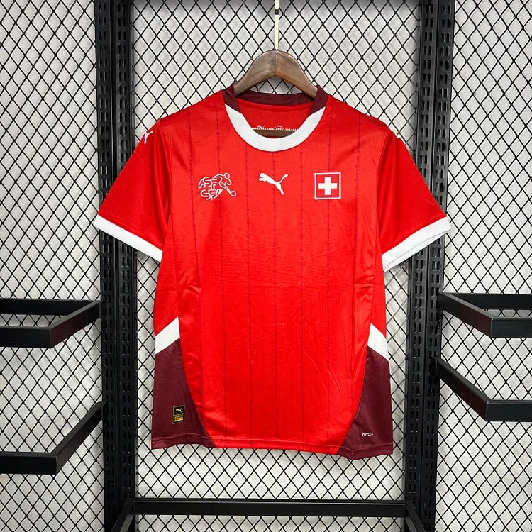 Maillot domicile de la Suisse 2024/25, marque Le 12, avec logo national et détails en rouge et blanc, vue de face.