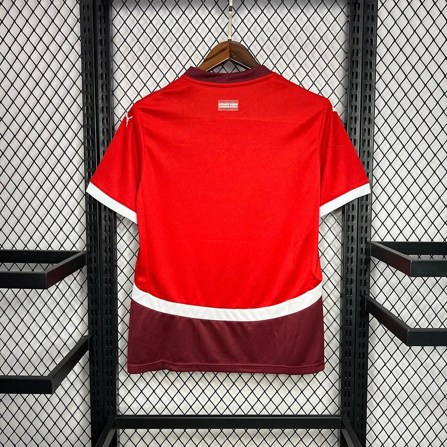 Maillot domicile de la Suisse 2024/25 Le 12 -ème Maillot, maillot de football avec logo et design officiel, vue de face.