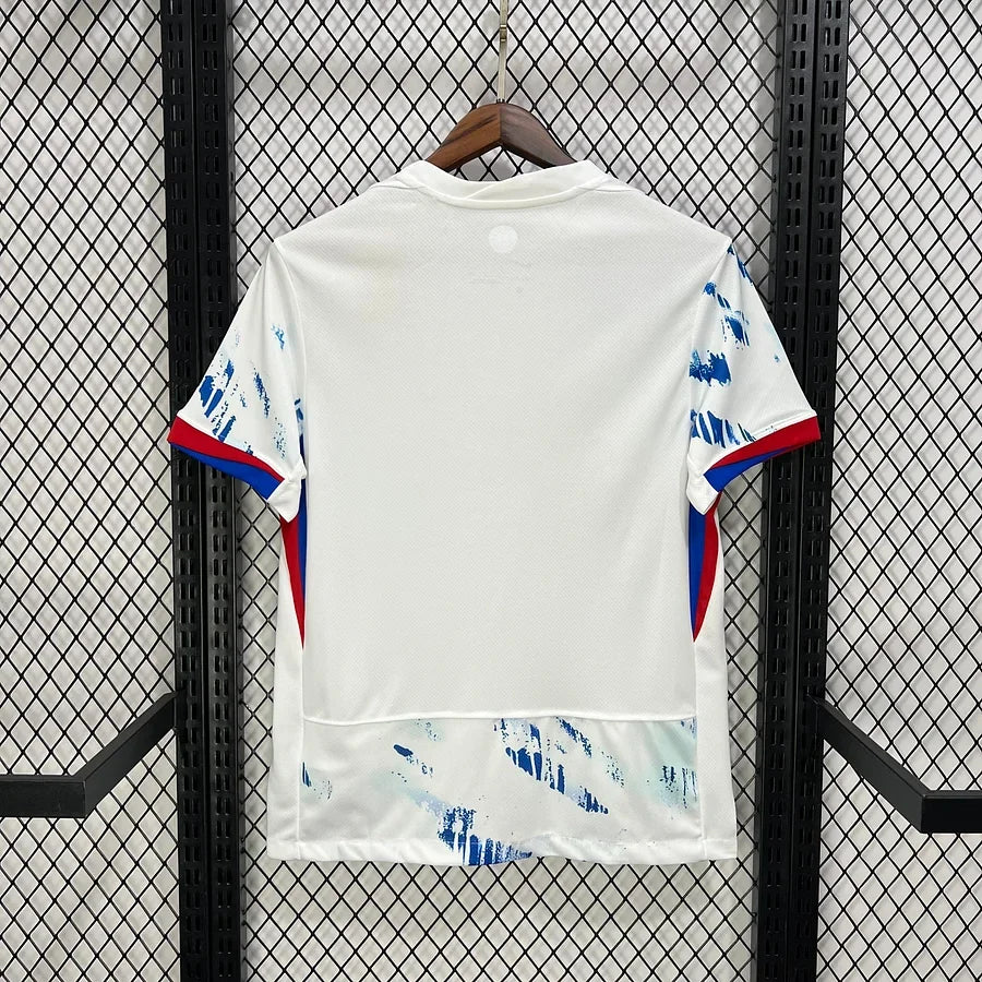 Maillot de football extérieur de la Norvège 2024/2025, marque Le 12 -ème Maillot, vue détaillée du maillot sur mannequin.