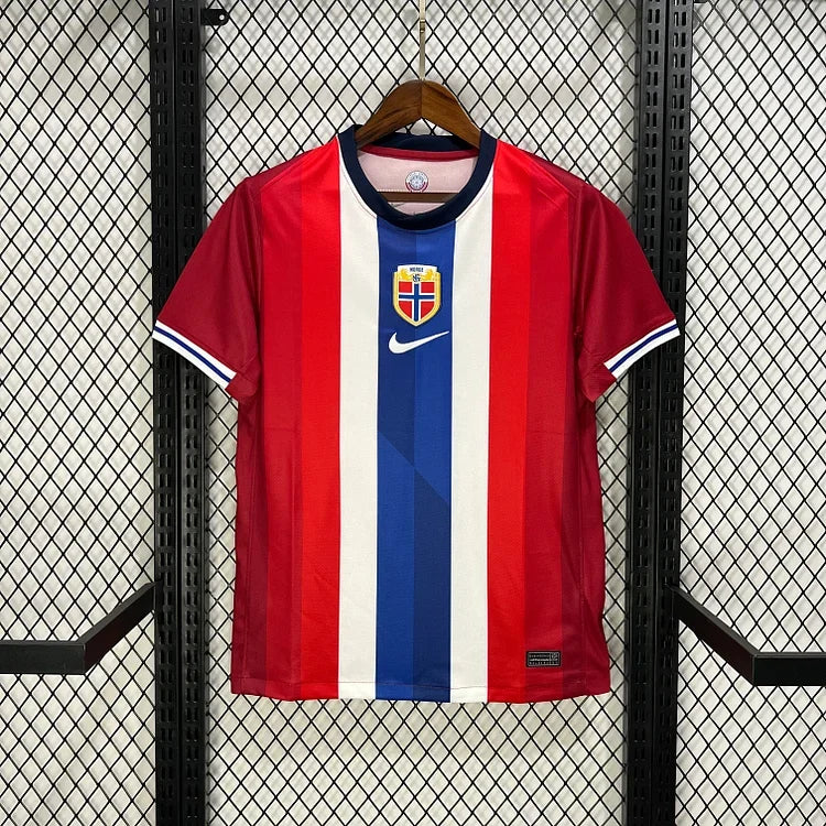 Maillot Norvège 2024/25 Le 12 -ème Maillot, vue de face avec logo et design traditionnel en bleu et blanc