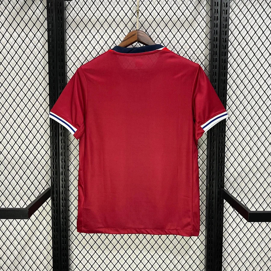Maillot Norvège 2024/25 Le 12 -ème Maillot, vue front d'un maillot de football bleu avec détails rouges et blancs.