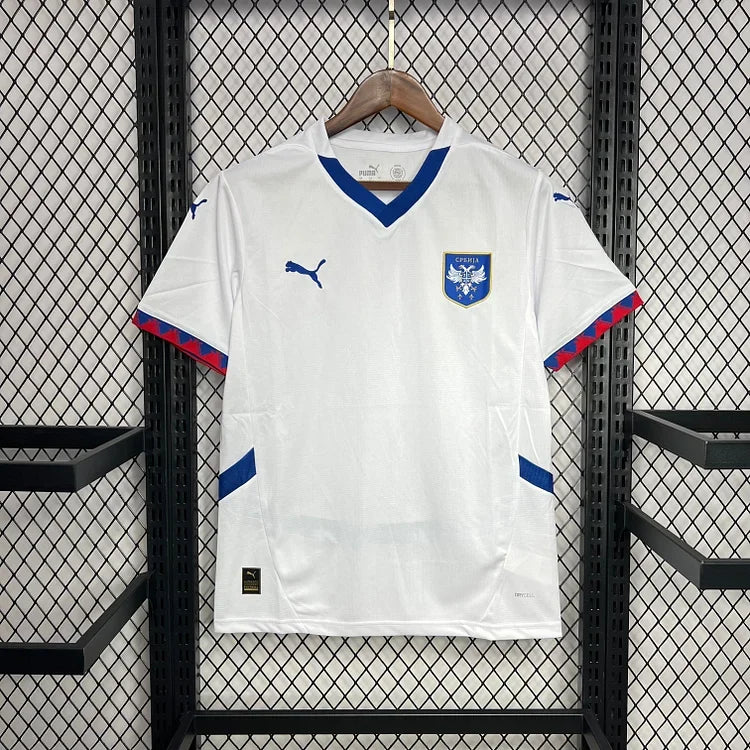 Maillot extérieur de la Serbie 2024/25, conçu par Le 12, avec les couleurs et logo national visibles.
