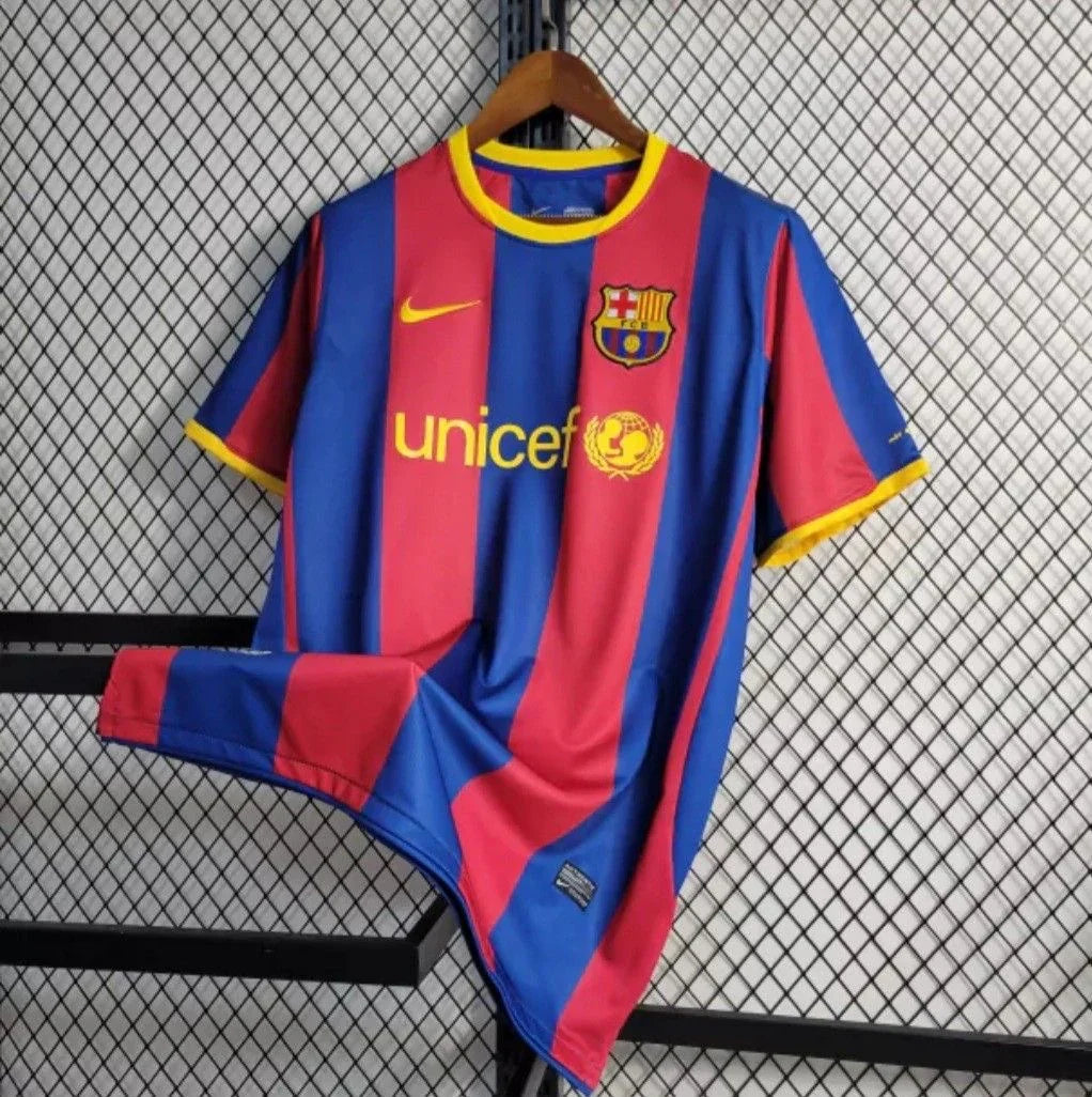 Maillot rétro FC Barcelone 2010/11 Le 12 -ème Maillot, maillot de football bleu et grenat avec logo et détails du club.