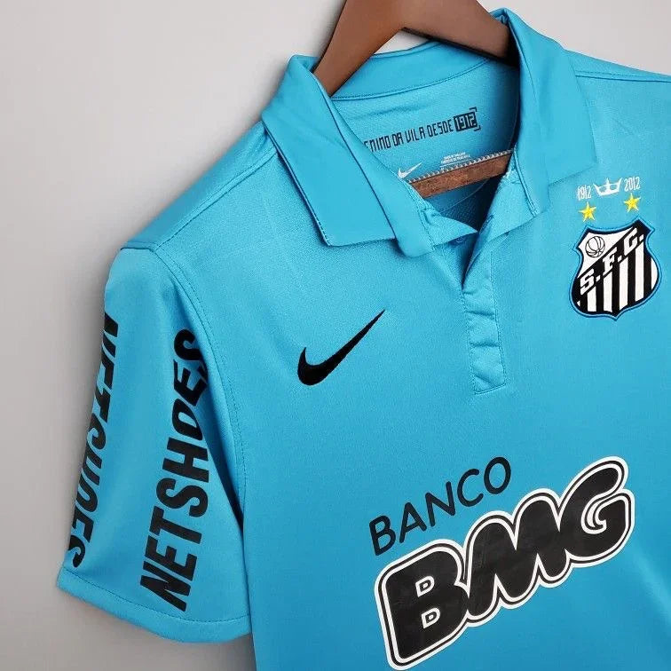 Maillot rétro Santos extérieur 2011/12, maillot de football vintage bleu avec logo, porté par un joueur.