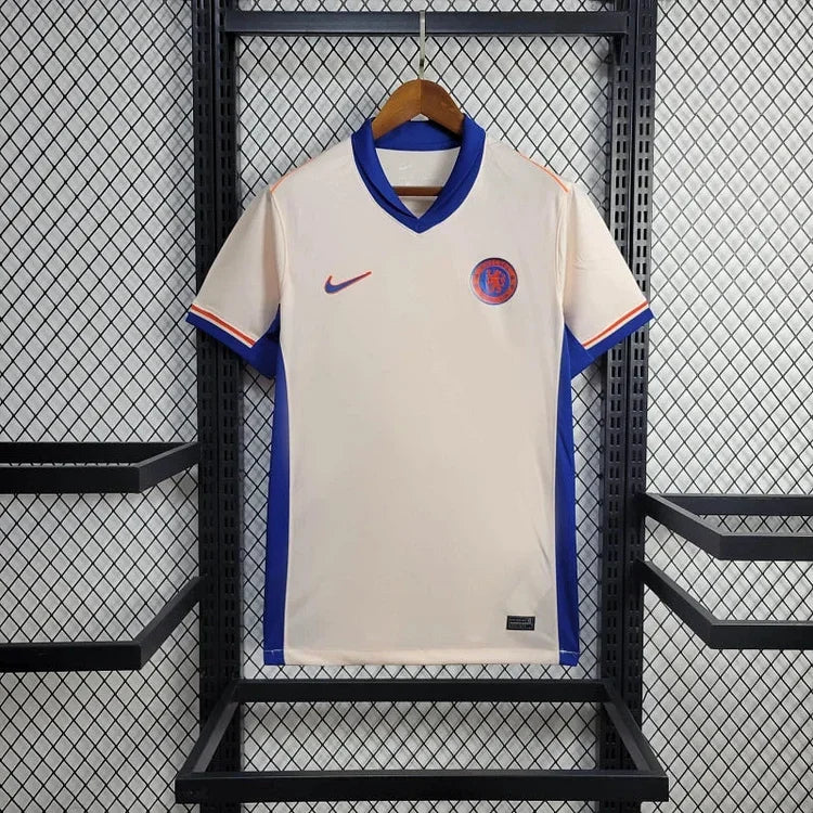 Maillot extérieur Chelsea 2024/25 Le 12 -ème Maillot, maillot de football bleu avec logo et détails de l'équipe.