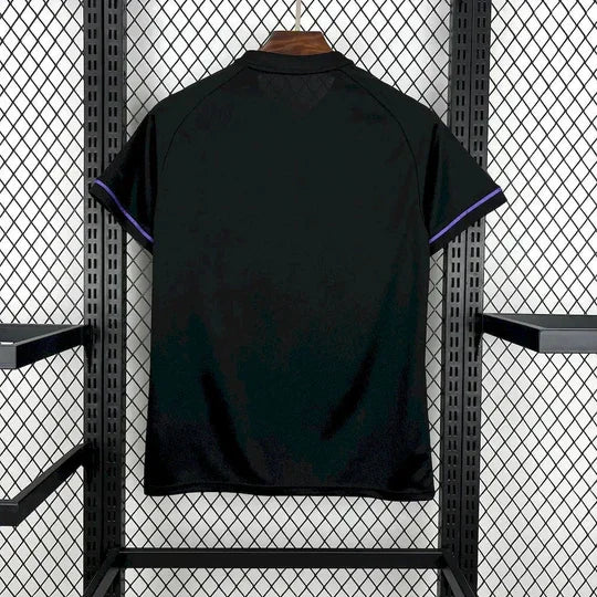 Maillot spécial Real Madrid 2024/25 Le 12 -ème Maillot avec logo de chauve-souris et design unique, vue de face.