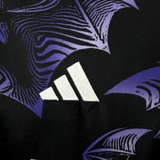 Maillot spécial Real Madrid 2024/25 Le 12 -ème Maillot avec logo de chauve-souris, design moderne, couleurs blanches et bleues.