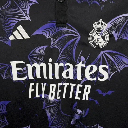 Maillot spécial Real Madrid 2024/25 Le 12 avec logo chauve-souris, tissu blanc et détails noirs, vue de face.
