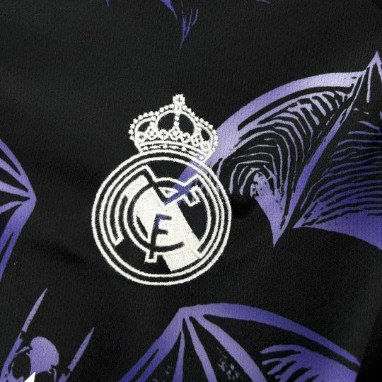 Maillot spécial Real Madrid 2024/25 Le 12 -ème Maillot avec logo et design de chauve-souris, vue de face sur mannequin.