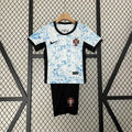 Maillot enfant Portugal 2024/25 Le 12, maillot de football avec logo du Portugal, couleurs rouges et vertes.