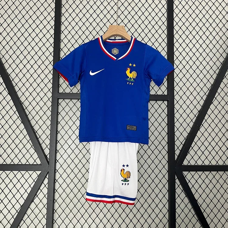 Maillot enfant de l'équipe de France Le 12 -ème Maillot, vêtement bleu avec logo officiel, vue de face.