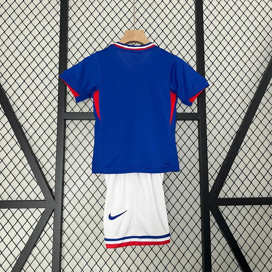 Maillot enfant Équipe de France Le 12 -ème Maillot, maillot de football rouge avec logo officiel et détails bleus.