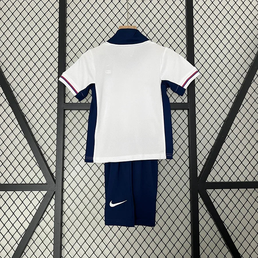 Enfant portant le kit Angleterre Le 12 -ème Maillot, maillot de football avec logo et détails verts, vue de face.