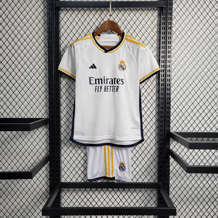 Maillot enfant Real Madrid 2023/24 Le 12 -ème Maillot, jersey officiel avec logo et détails du club, vue de face.