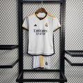 Maillot enfant Real Madrid 2023/24 Le 12 -ème Maillot, jersey officiel avec logo et détails du club, vue de face.