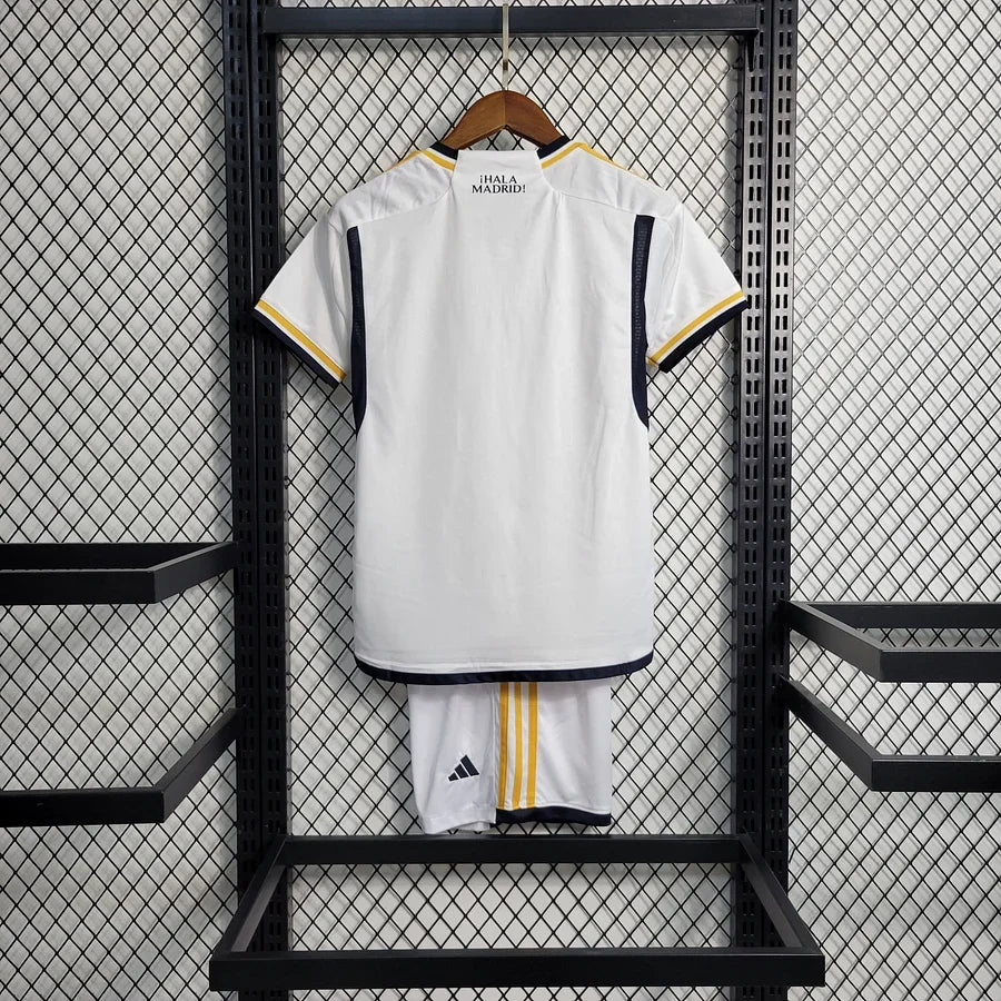 Maillot enfant Real Madrid 2023/24 Le 12 -ème Maillot, devant du kit avec logo et détails du club.