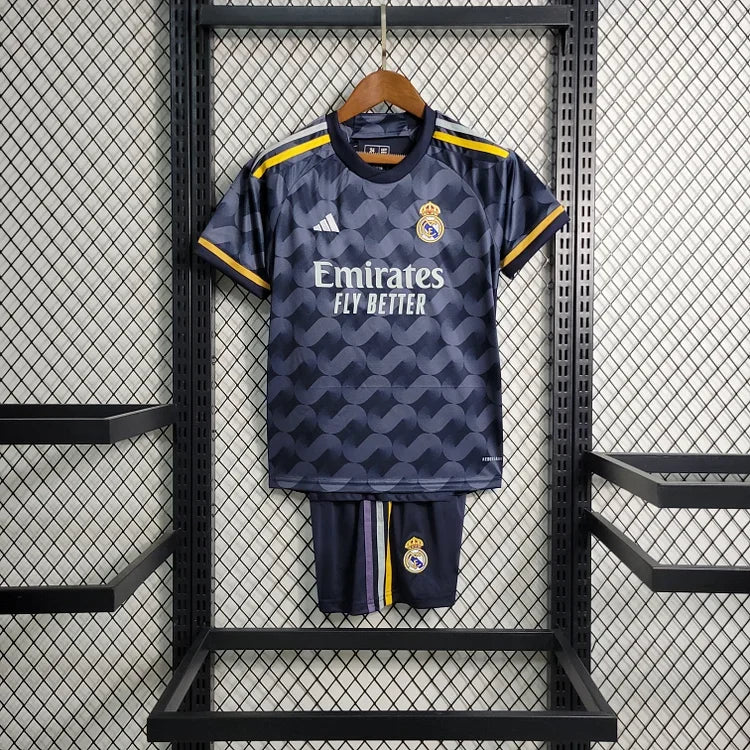 Maillot extérieur pour enfant Real Madrid Le 12 -ème Maillot, logo du club et design officiel visible sur le kit.