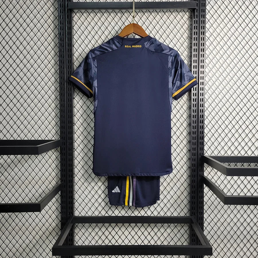 Maillot extérieur de football pour enfant Real Madrid, marque Le 12 -ème Maillot, affichant le logo et les couleurs officielles.