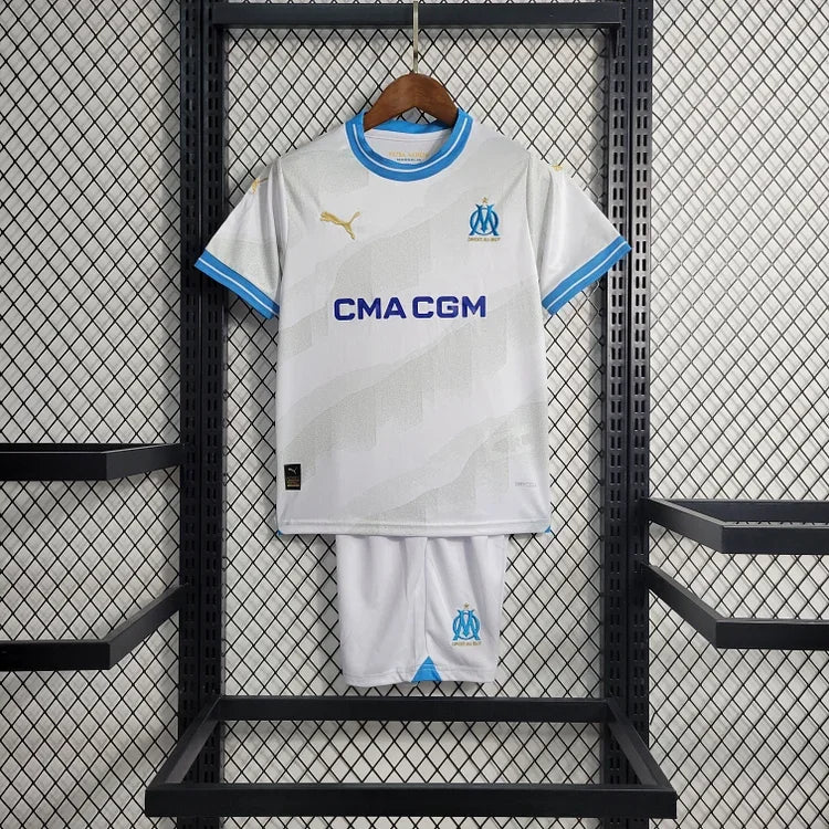Maillot enfant Olympique de Marseille Le 12 -ème Maillot, devant, avec logo et couleurs traditionnelles, modèle de football.