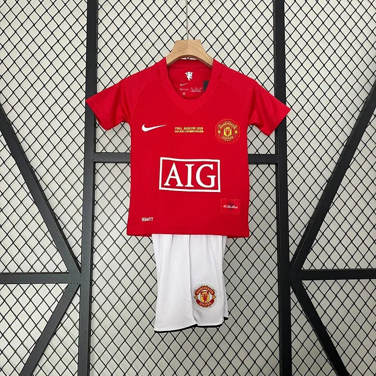 Maillot rétro pour enfant Manchester United 2008, fabriqué par Le 12 -ème Maillot, vu de face avec manches longues.