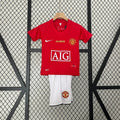 Maillot rétro pour enfant Manchester United 2008, fabriqué par Le 12 -ème Maillot, vu de face avec manches longues.