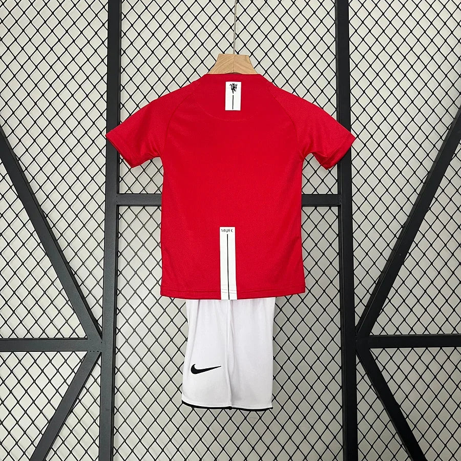 Maillot enfant Manchester United 2008 Le 12ème Maillot, rétro avec manches, vue de face, logo et détails visibles.