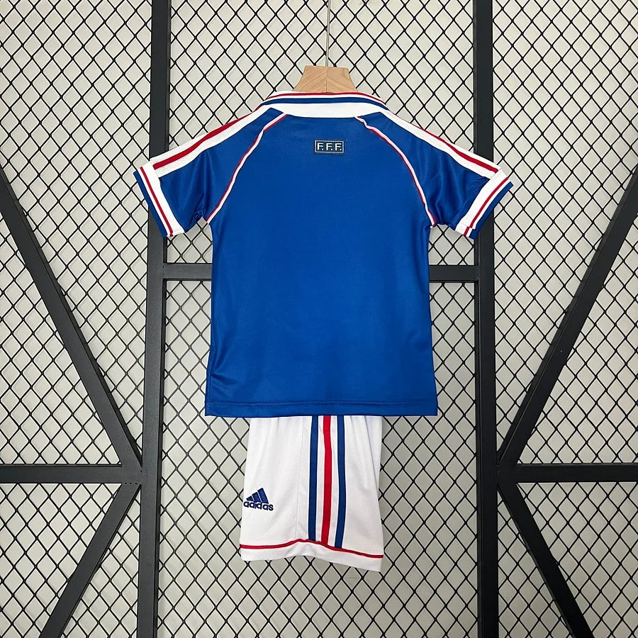Maillot rétro de l'équipe de France 1998, kit complet Le 12-ème Maillot, couleur bleue avec logo et détails français.
