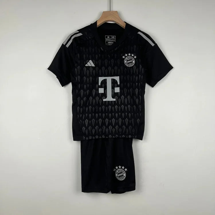 Maillot enfant Bayern Munich 2023-24 Le 12 -ème Maillot, maillot de football pour jeunes fans, visible devant avec logo et couleurs officielles.