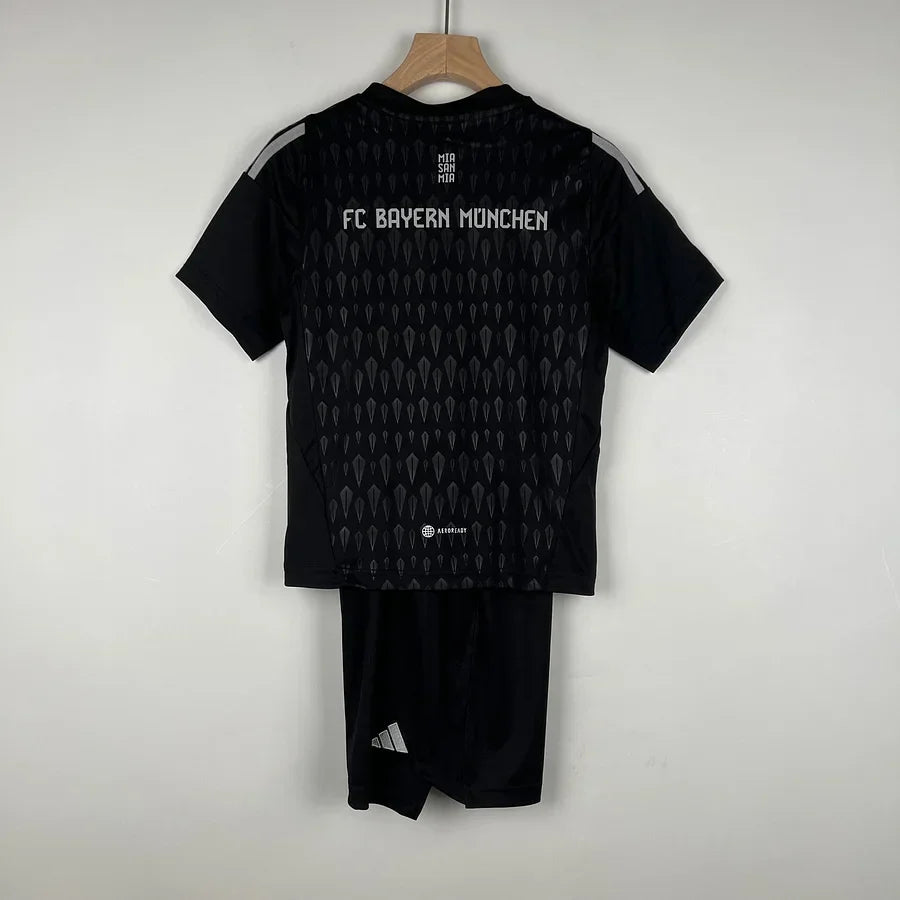 Maillot enfant Bayern Munich 2023-24 Le 12, maillot de football avec logo et détails du club sur le devant.
