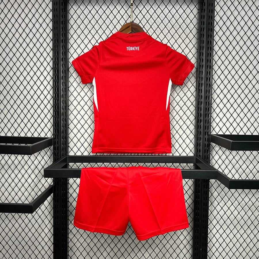 Maillot enfant Turquie 2024/25 Le 12 -ème Maillot, maillot de football coloré avec logo de la Turquie et détails de l'équipe.