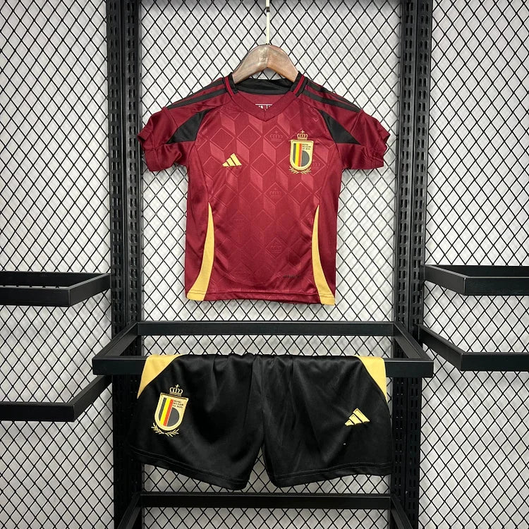 Maillot enfant Belgique 2024/25 Le 12 -ème Maillot, devant avec logo et design officiel, porté par un jeune supporter.