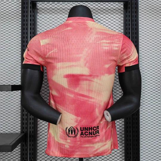 Maillot 24-25 Édition Spéciale Rose FC Barcelone, marque Le 12, vue de face avec logo et détails colorés.