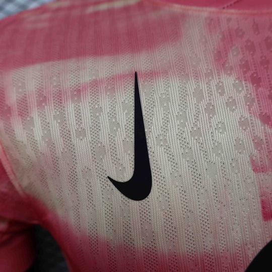 Maillot 24-25 Édition Spéciale Rose FC Barcelone de Le 12, maillot de football avec logo du club et détails rose.