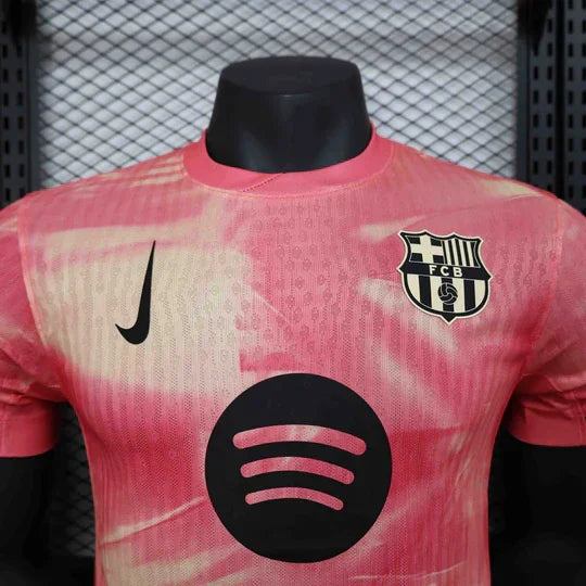 Maillot 24-25 Édition Spéciale Rose FC Barcelone par Le 12, vue de face avec logo et design rose vif.