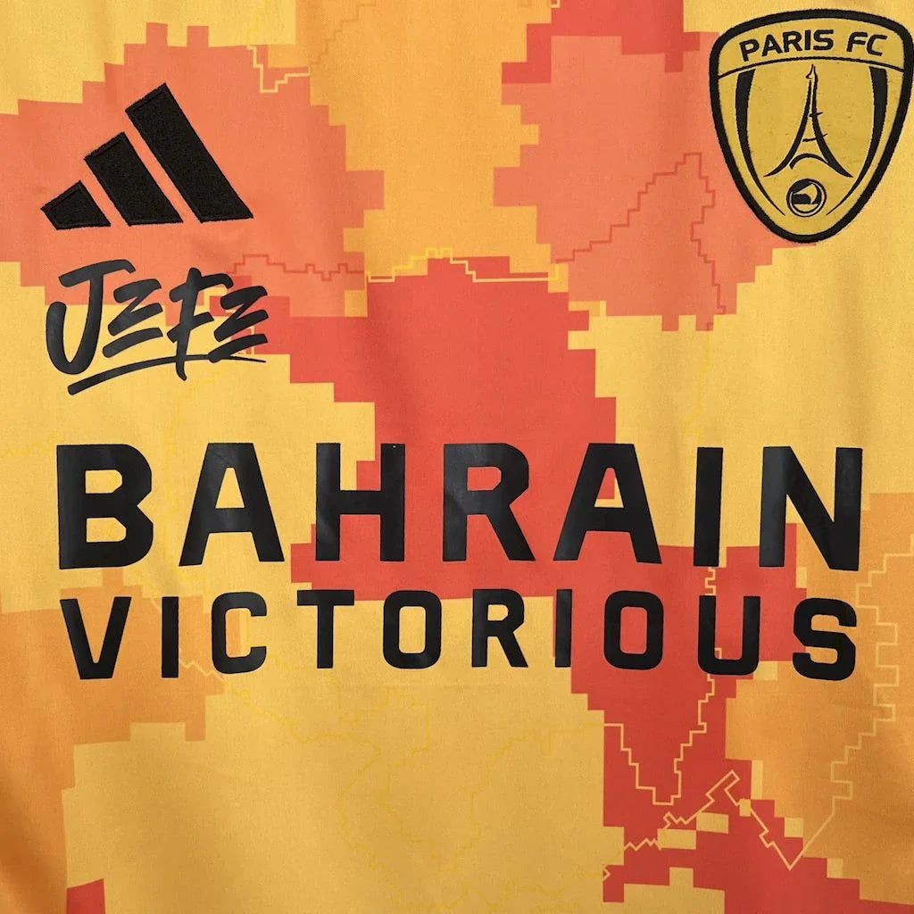 Maillot Jefe Paris 2025 Le 12 -ème Maillot, vue de face avec détails du design et logo sur le tissu.