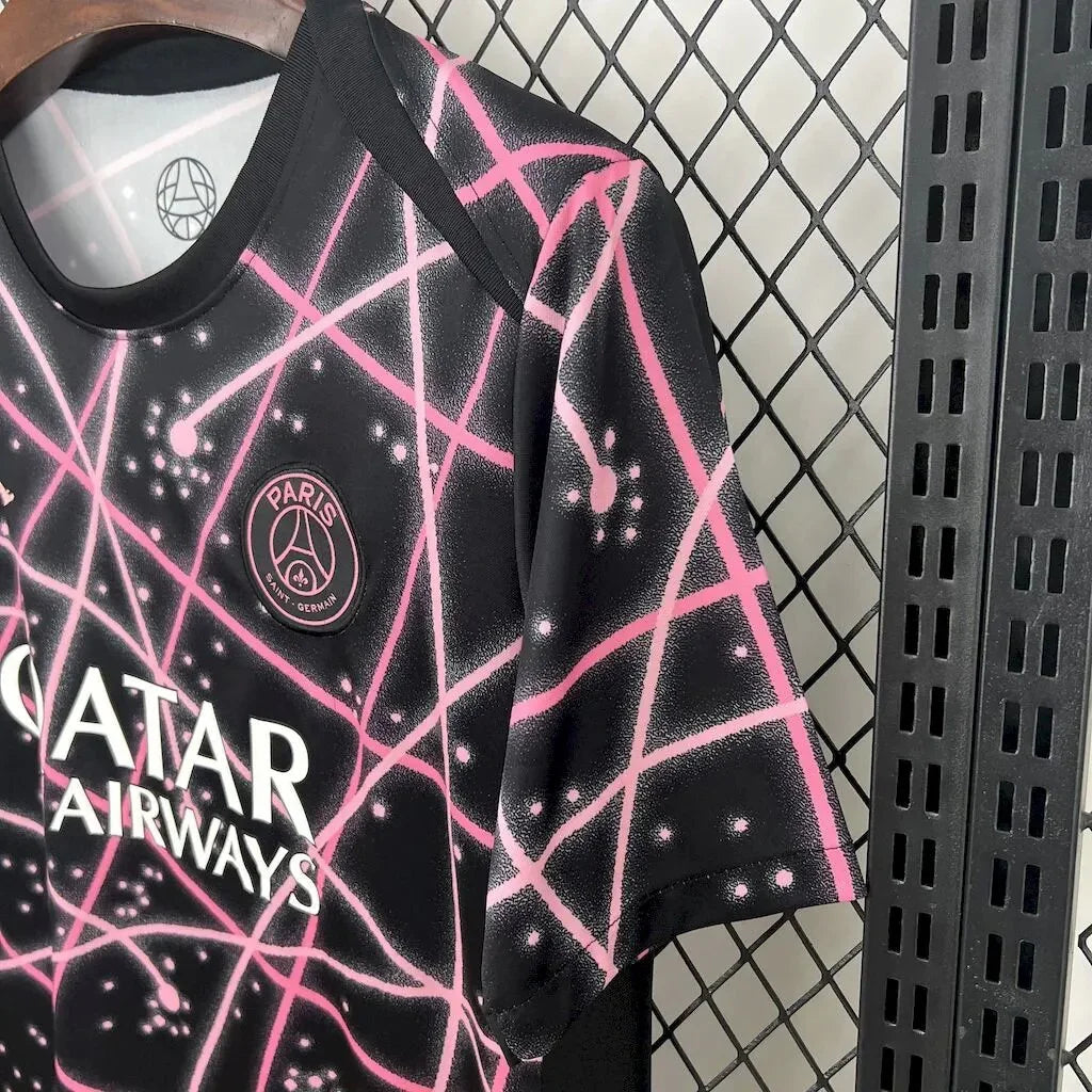 Maillot PSG 2025/26 Le 12 -ème Maillot, maillot de football bleu avec logo du Paris Saint-Germain et détails blancs.