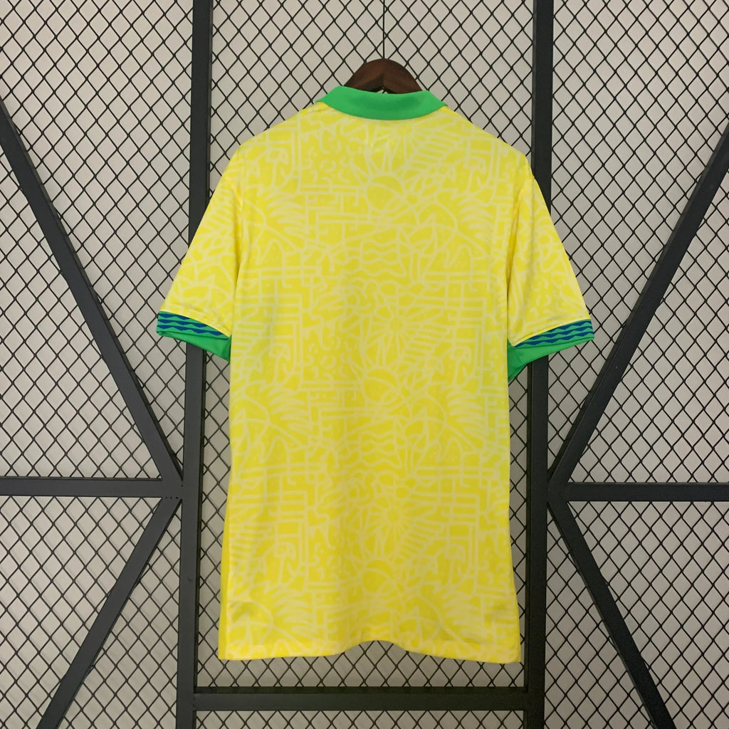 Maillot Brésil 2024/25 Le 12, maillot de football avec drapeau brésilien, vue de face sur fond blanc.