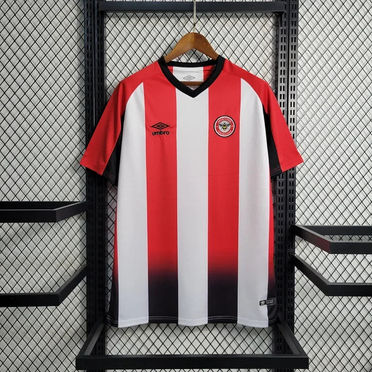 Maillot Brentford 2023/24 Le 12 -ème Maillot, vue en gros plan, dos avec logo et détails graphiques du maillot de football.