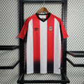 Maillot Brentford 2023/24 Le 12 -ème Maillot, vue en gros plan, dos avec logo et détails graphiques du maillot de football.